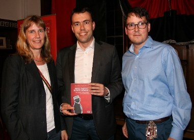 Dr. Birte Könnecke und Florian Boenigk überreichen Dr. Nils Schmid das druckfrische Buch „Rote Fahnen, bunte Bänder“.